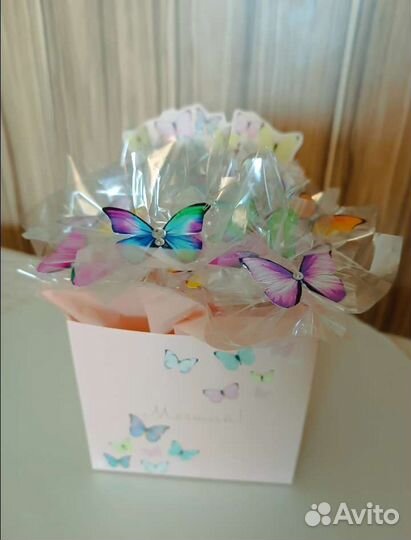 Небольшой букет из бабочек в коробке