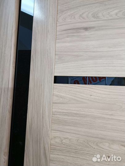 Дверь цвета шампань с черным стеклом