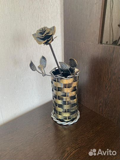 Роза с вазой