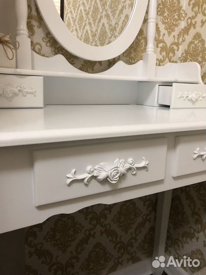 Туалетный столик с зеркалом