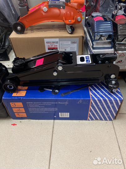 Домкрат подкатной в вираж авто рижский 16