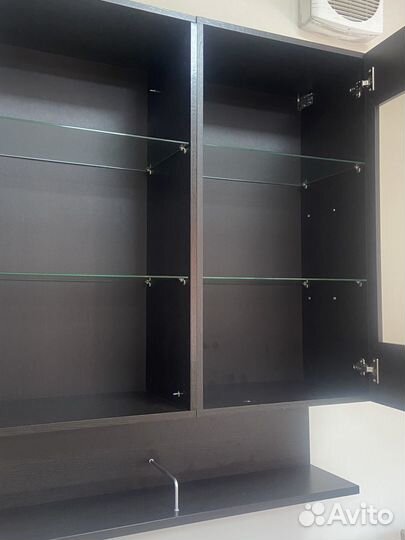 Навесные шкафчики с полочками