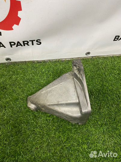 Кронштейн опоры двигателя правый Mercedes S W221