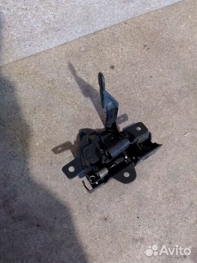 Замок капота Hyundai Solaris 1