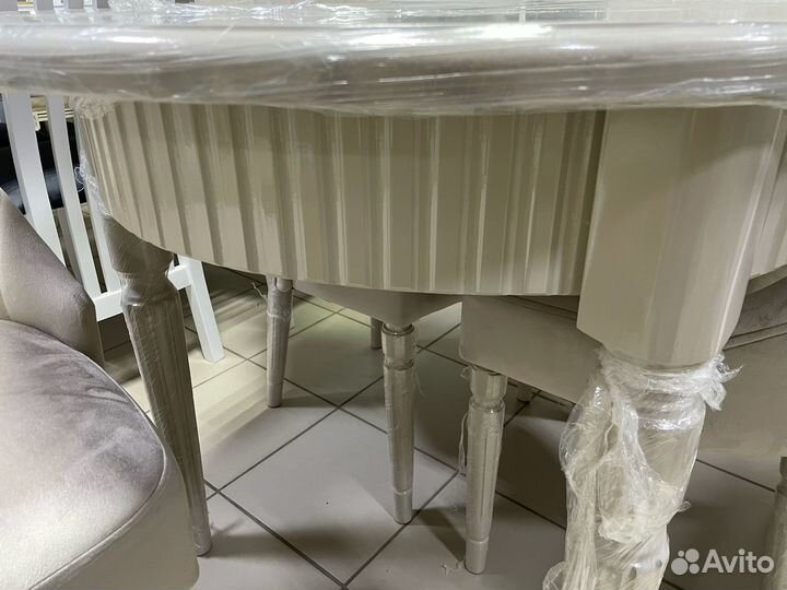 Стол в цвете копучино