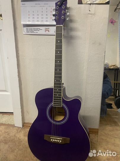 Акустическая гитара с чехлом и каподастром