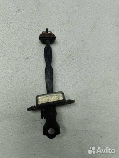 Ограничитель двери передний левый Nissan Cedric