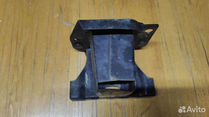Кронштейн крепления бампера мазда 626 правый