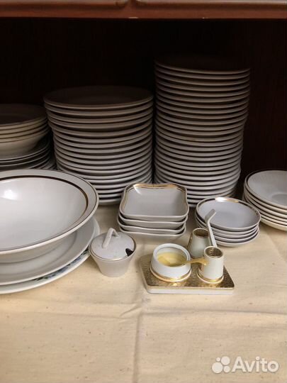 Много сервировочной посуды СССР