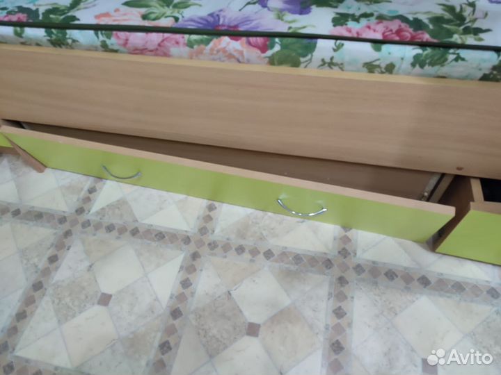 Двухярусная кровать с матрасами