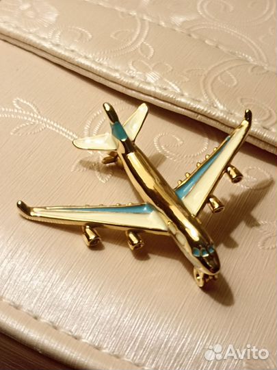 Брошь. Самолёт