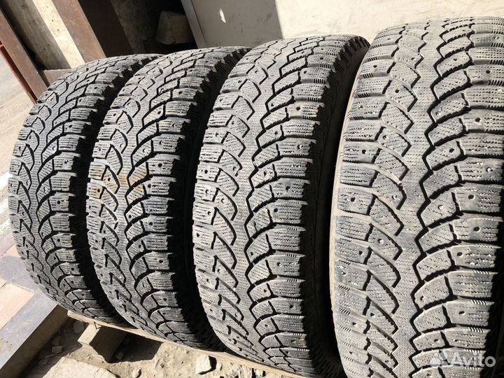 Bridgestone Blizzak Spike-01 215/65 R16