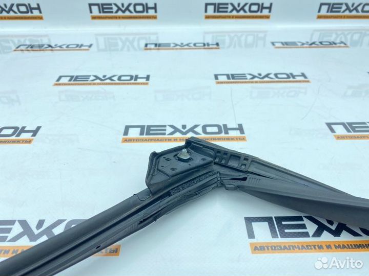 Уплотнитель стекла двери задний левый Lexus Nx300H