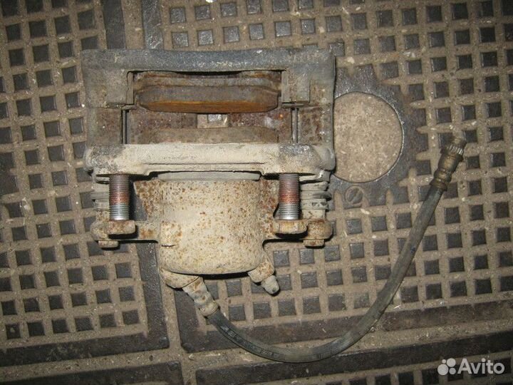 Суппорт передний левый Nissan Almera G15