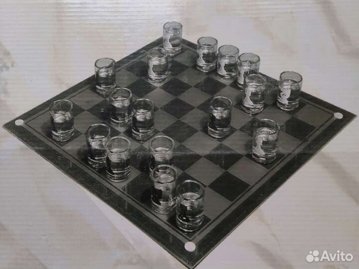 Шахматы с фигурами в виде стопок стекляные пьяные