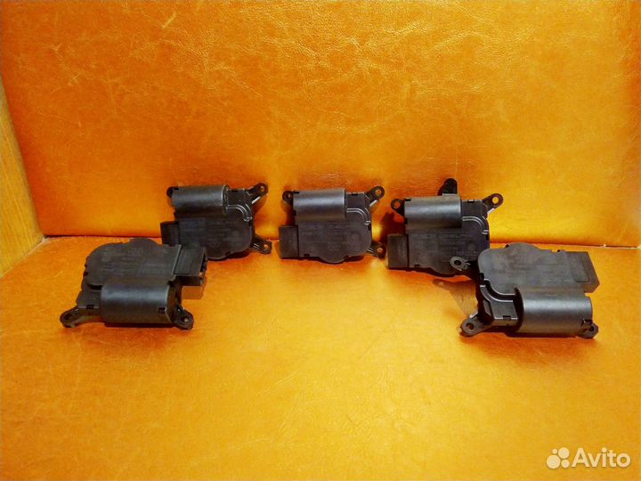 Моторчик заслонки печки Ауди Q7 52411483R04 VAG