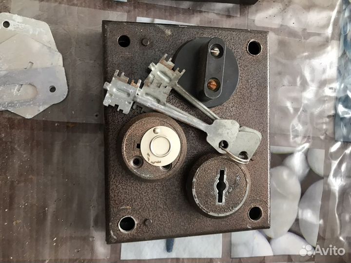 Замок дверной