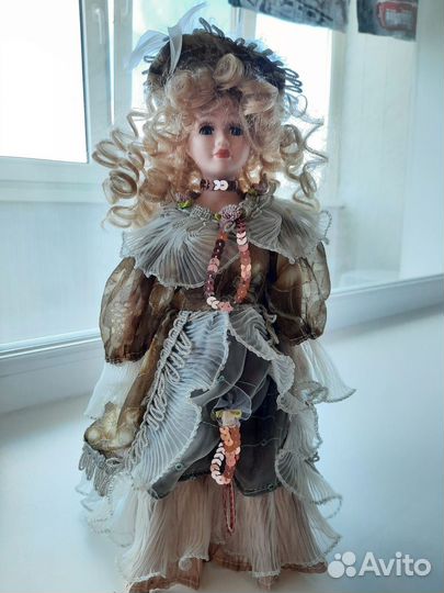Кукла фарфоровая