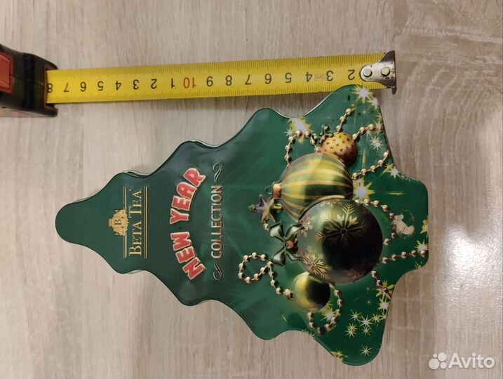 Жестяная банка из под чая и новогодняя бутылочка