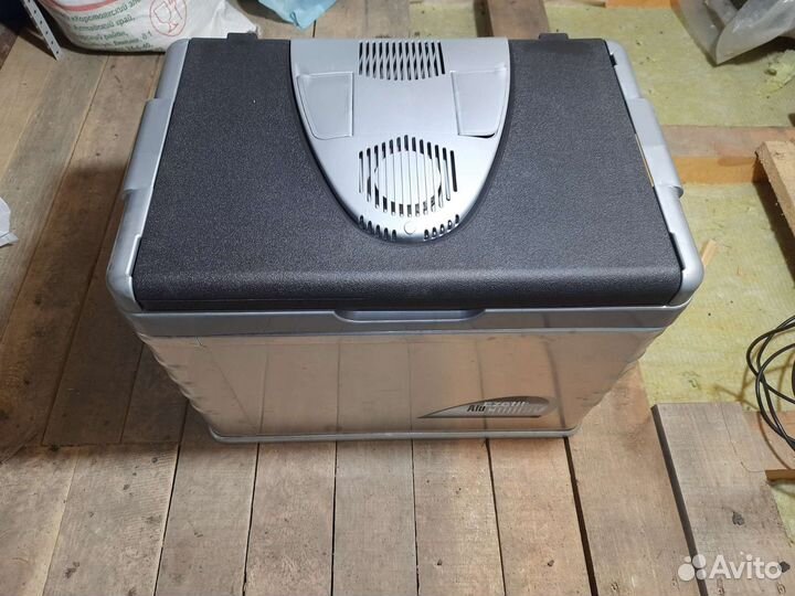 Автомобильный холодил ник