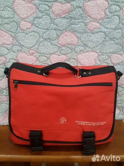 Портфели чёрный и красный