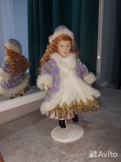 Кукла фарфоровая