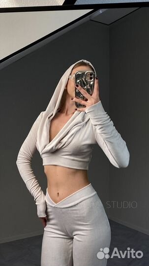 Лонг с капюшоном из велюра новый