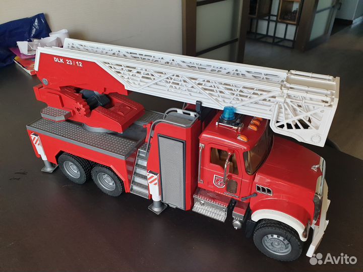 Машина пожарная Bruder Mack