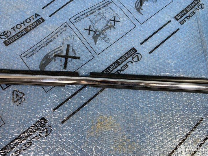 Накладка стекла задняя правая Toyota Land Cruiser