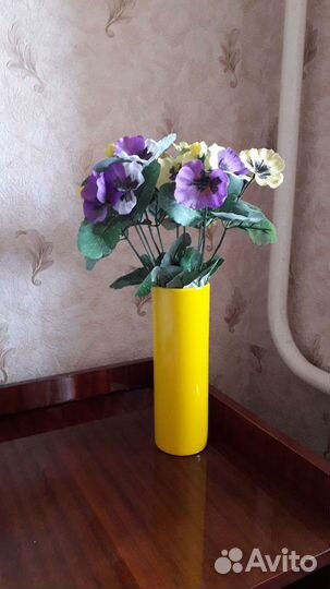 Ваза с искусственными цветами