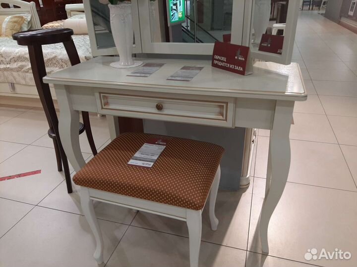 Дамский столик из массива