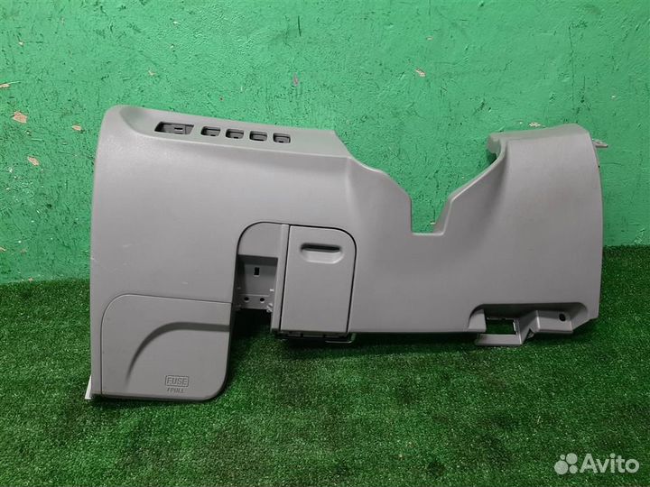 Накладка торпедо подрулевая Mitsubishi Grandis 20