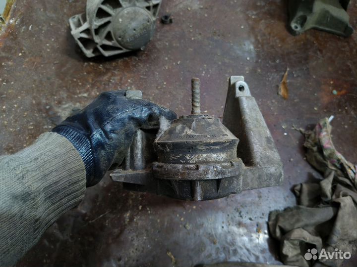 Опора двигателя правая 4A0199352 audi a6 c4