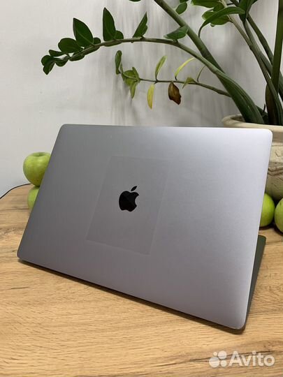 MacBook Pro 15 2017 i7 16gb 256 gb touchbar