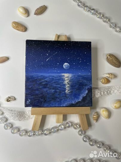Маленькая картина на мольберте 