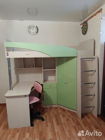Детская кровать чердак со столом и шкафом