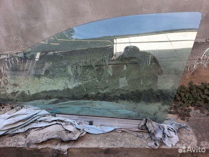 Стекло переднее левое Opel Astra H 5d