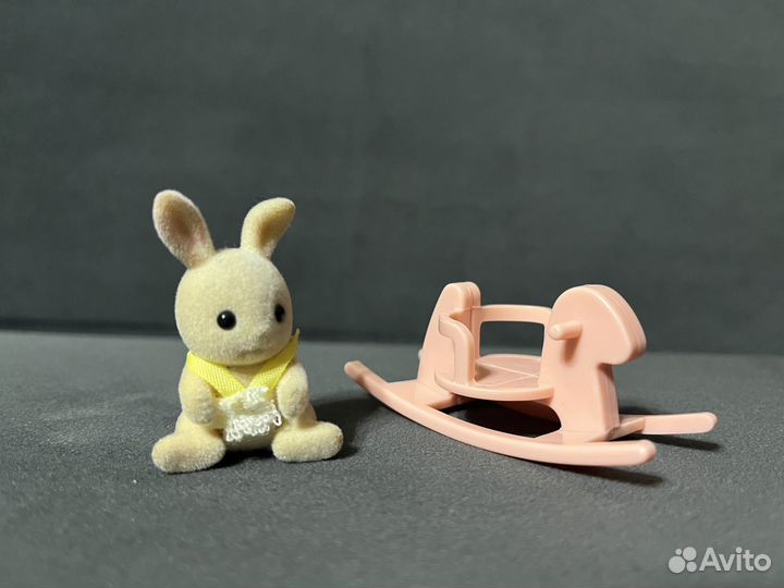 Sylvanian families малыш крольчонок на качелях