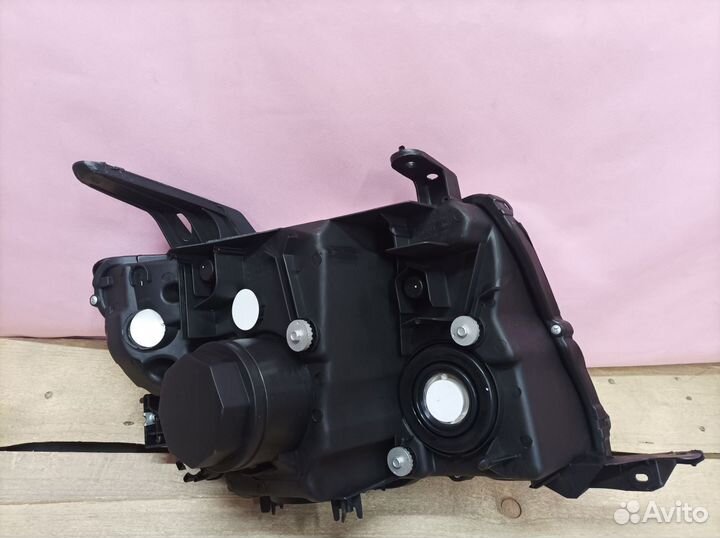 Фара левая Mitsubishi Pajero 4 2006