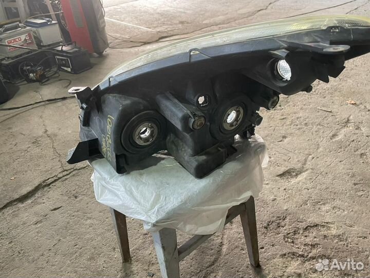 Фара toyota avensis versu перед прав