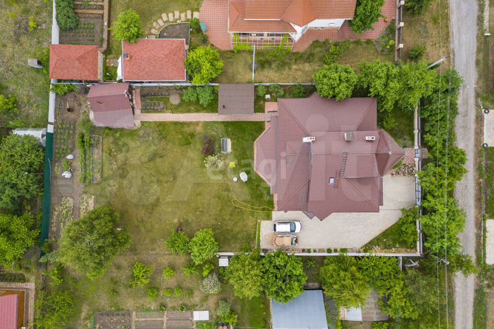 Коттедж 232,7 м² на участке 9,5 сот.