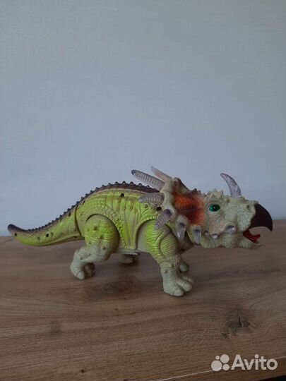 Динозавр, новый, большой
