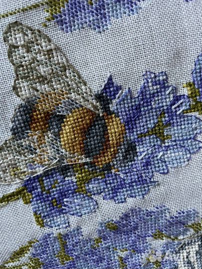 Картина крестиком «Шмели в лаванде»