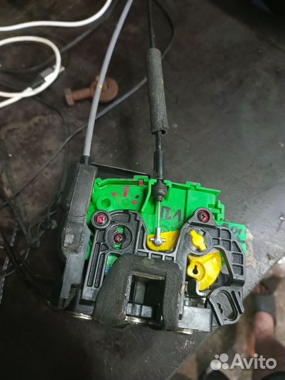 Замок двери передний левый