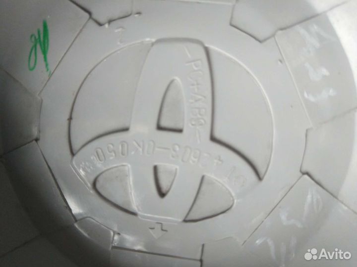 Колёсный колпакToyota Hilux 05-15г оригинал