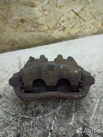 Тормозной суппорт передний левый Land Rover