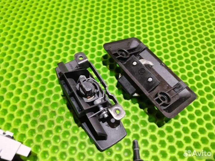 Личинка в дверь Bmw 5 E60