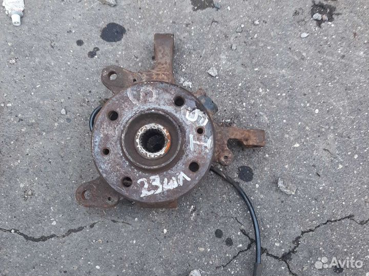 Renault megane 1 и Сценик 1 кулак передний левый