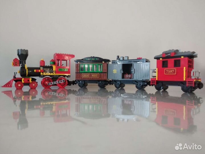 Поезд Lego 7597, склеенный