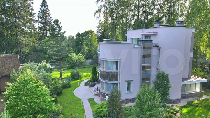 Дом 490 м² на участке 20 сот.